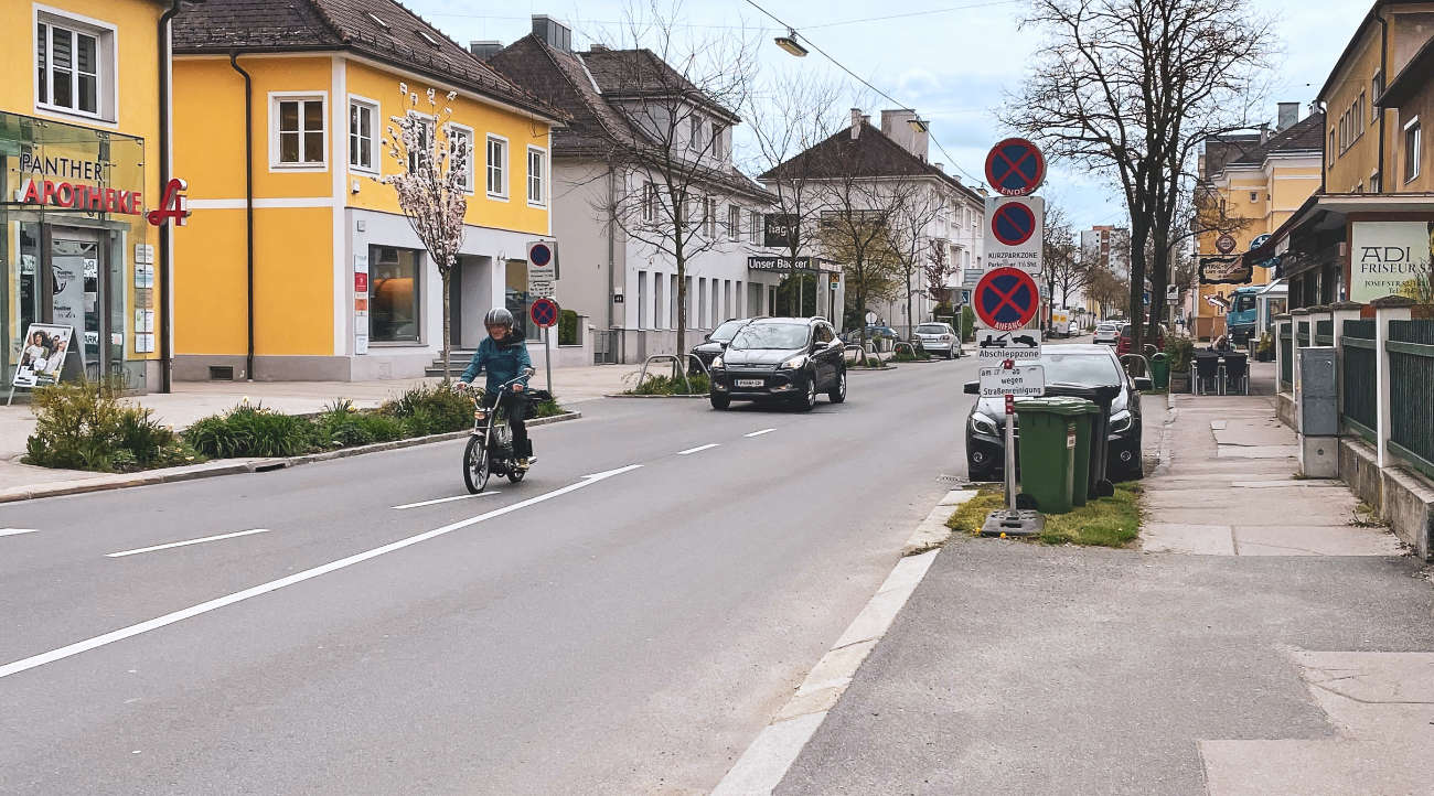 St.Pölten Josefstrasse Blick stadtauswärts auf Höhe Panther Apotheke (Josefstrasse Nr 37), Mann auf Mofa