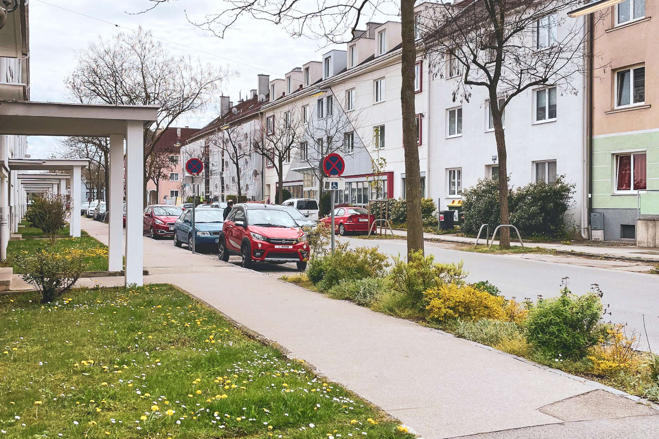 St.Pölten Josefstrasse Blick stadtauswärts, auf der linken Seite fallen die überdachten Hauseingänge auf. Dazwischen als Vorgarten gibt es kurze Wiesenabschnitte.